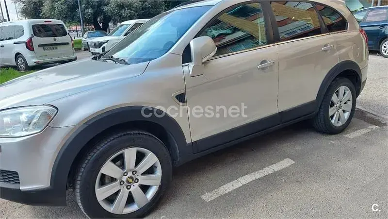 Usado Chevrolet Captiva LT 150 CV (110 kW) 2009 Gris / plata SUV