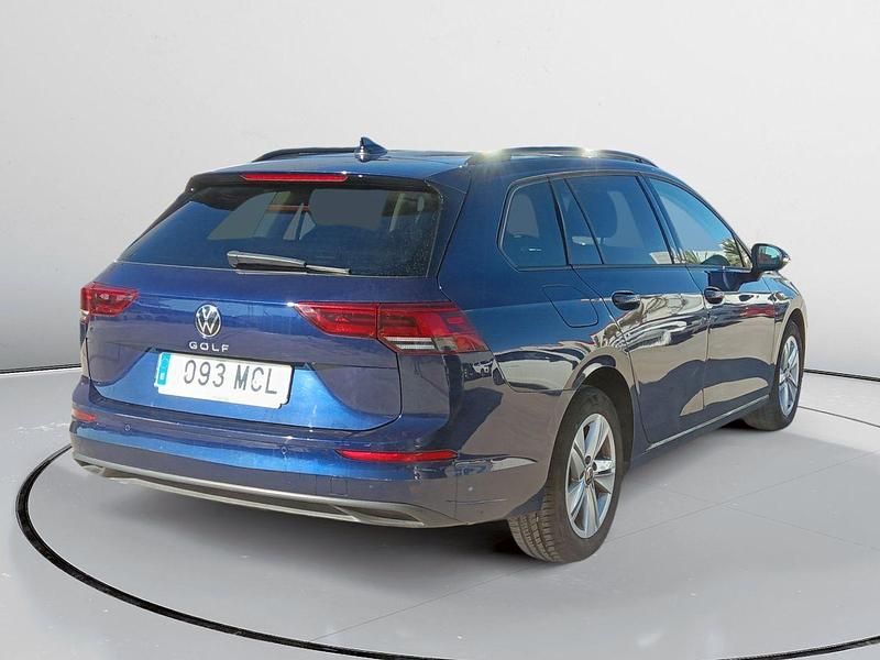 Usado VW Golf VIII Life 110 CV (80 kW) 2022 Azul Familiar