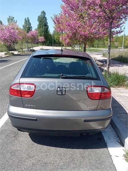 Usado Seat Leon Sport 105 CV (77 kW) 2003 Gris / plata Utilitario