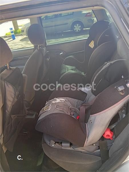 Usado Ford Focus Ghia 100 CV (73 kW) 2003 Gris / plata Familiar