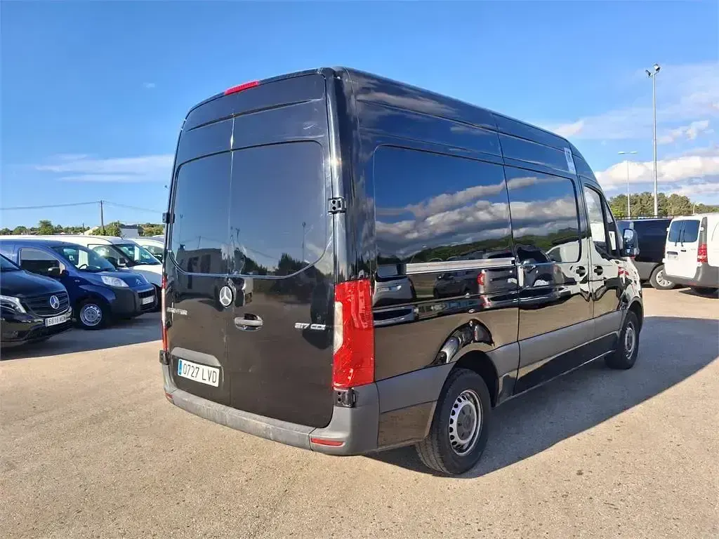 Usado Mercedes Sprinter 170 CV (125 kW) 2021 Negro Van