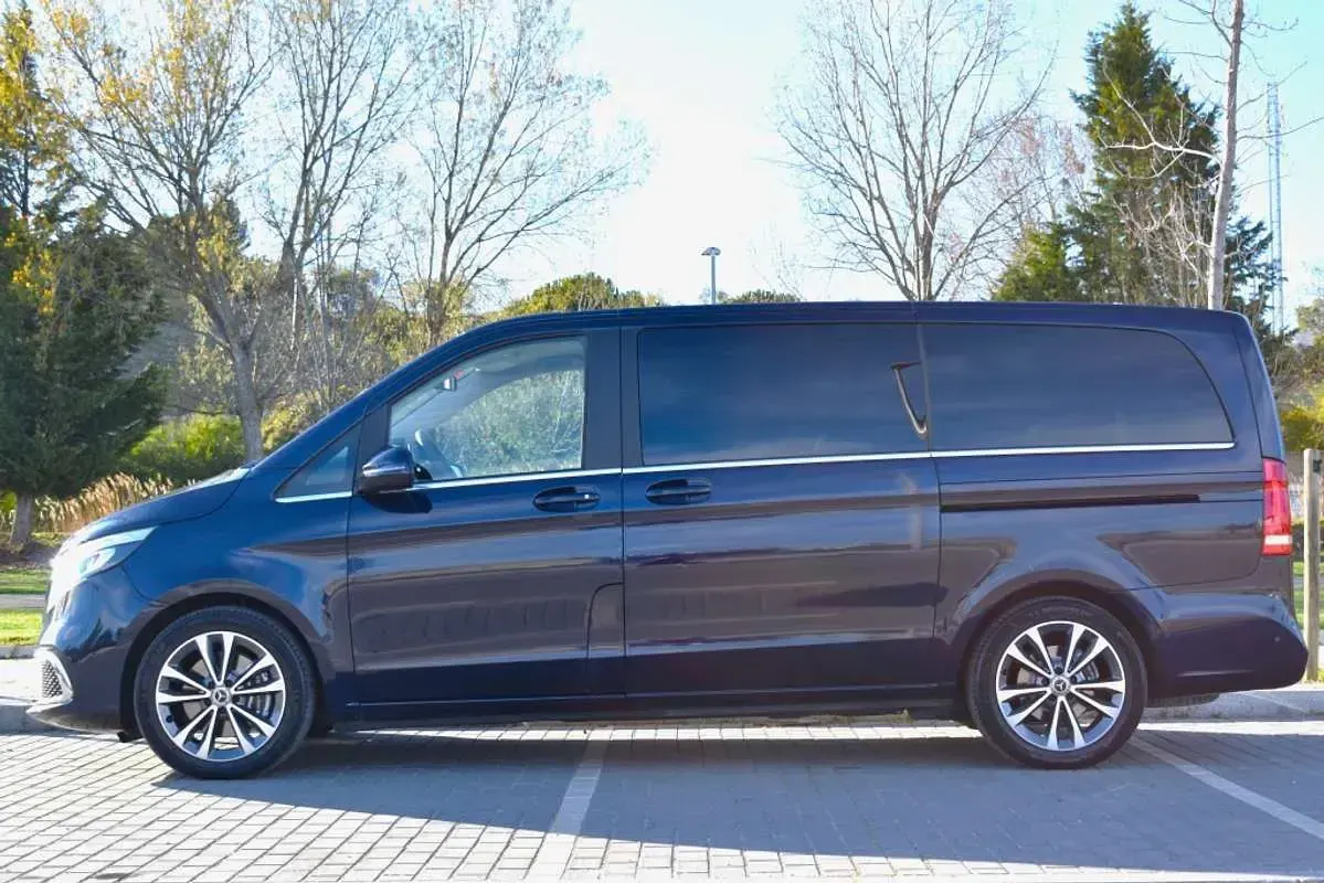 Käytetty Mercedes V300 Avantgarde 239 HP (175 kW) 2019 Sininen Tila-auto