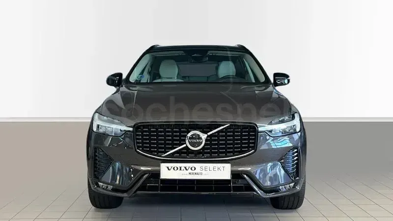 Usado Volvo XC60 Plus 250 CV (183 kW) 2025 Gris / plata SUV