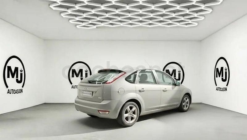 Usado Ford Focus Trend 90 CV (66 kW) 2010 Gris / plata Berlina