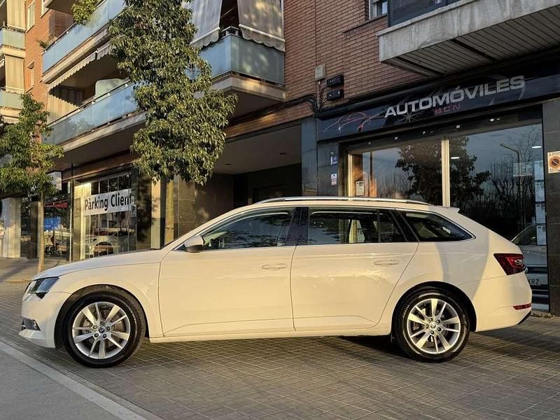 Usado Skoda Superb Style 150 CV (110 kW) 2018 Blanco Familiar