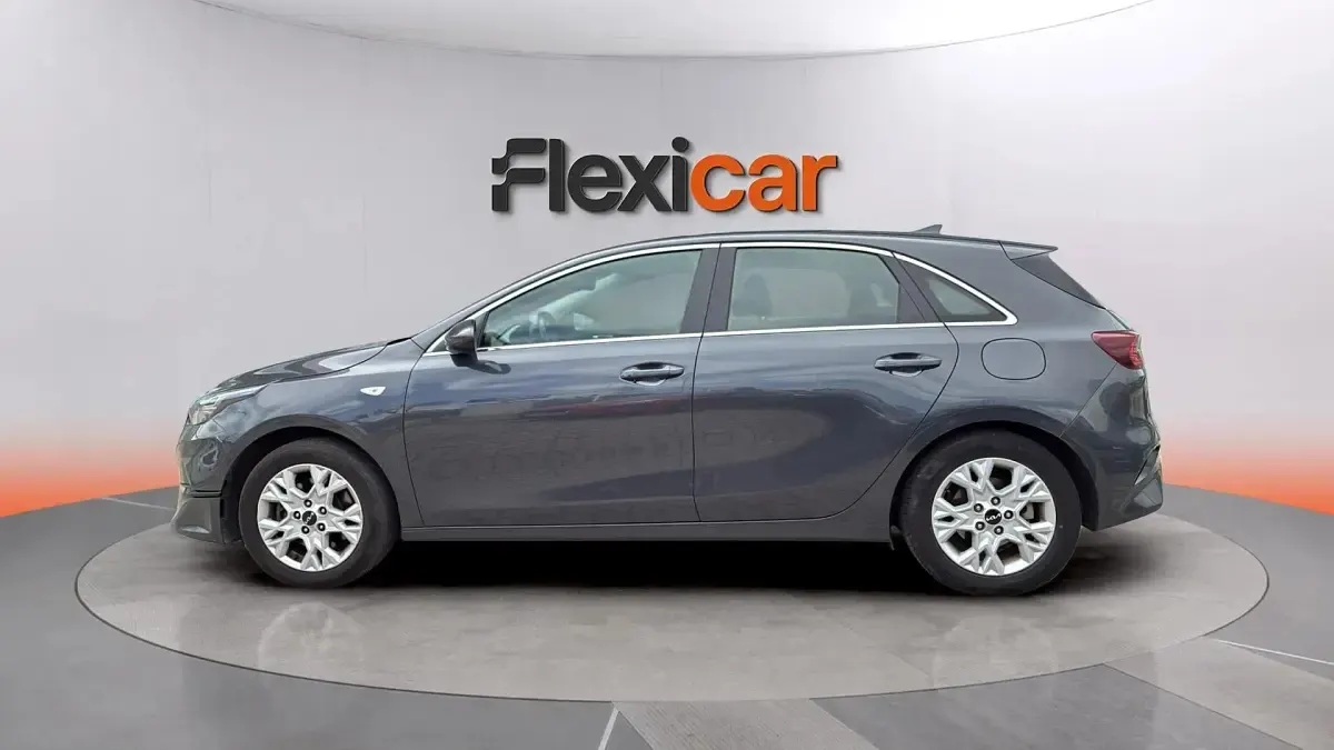 Usado Kia Ceed 136 CV (100 kW) 2023 Gris Utilitario