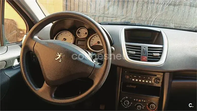 Usado Peugeot 207 92 CV (67 kW) 2010 Negro Familiar