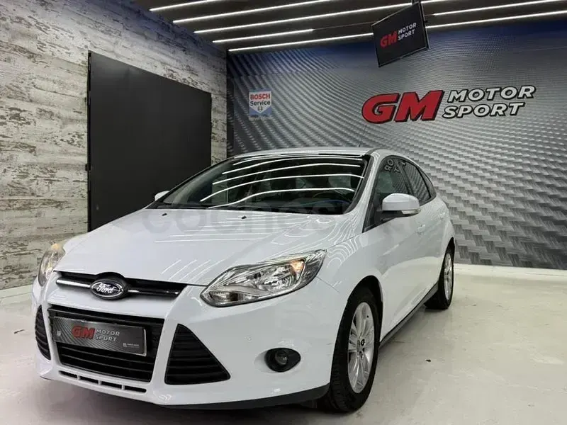 Usado Ford Focus Trend 125 CV (91 kW) 2012 Blanco Berlina