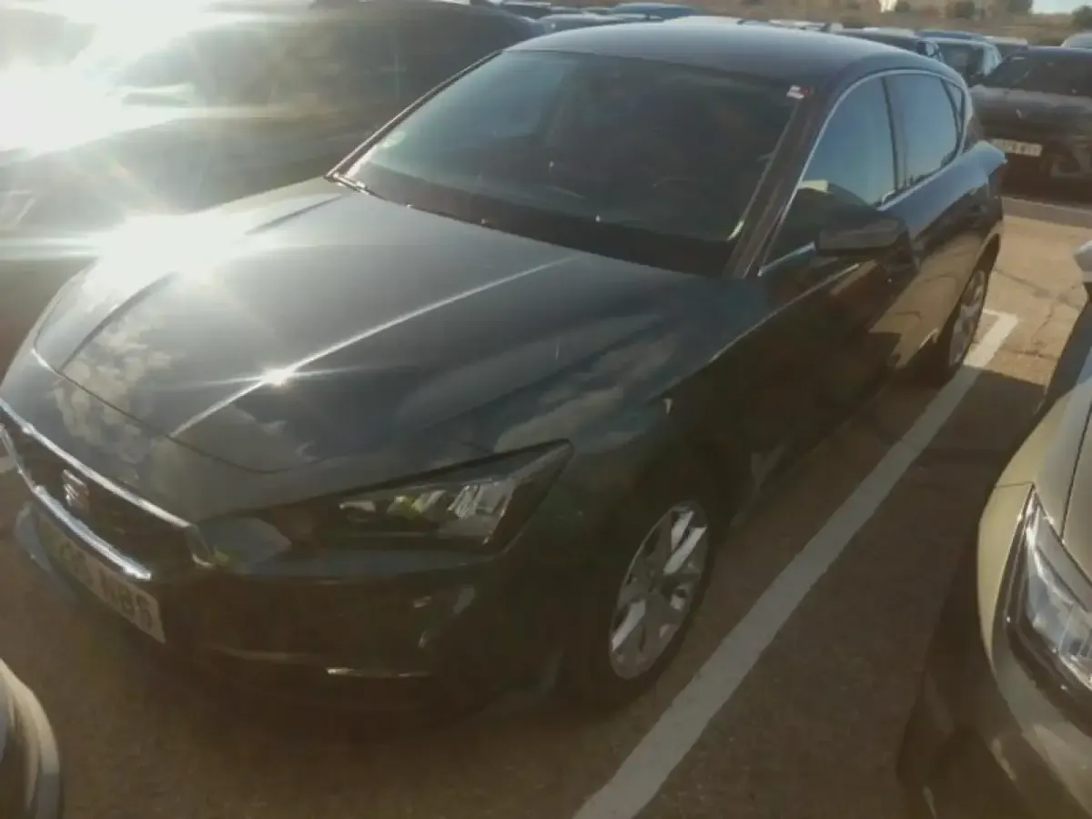 Usado Seat Leon Style 115 CV (84 kW) 2025 Gris/plata