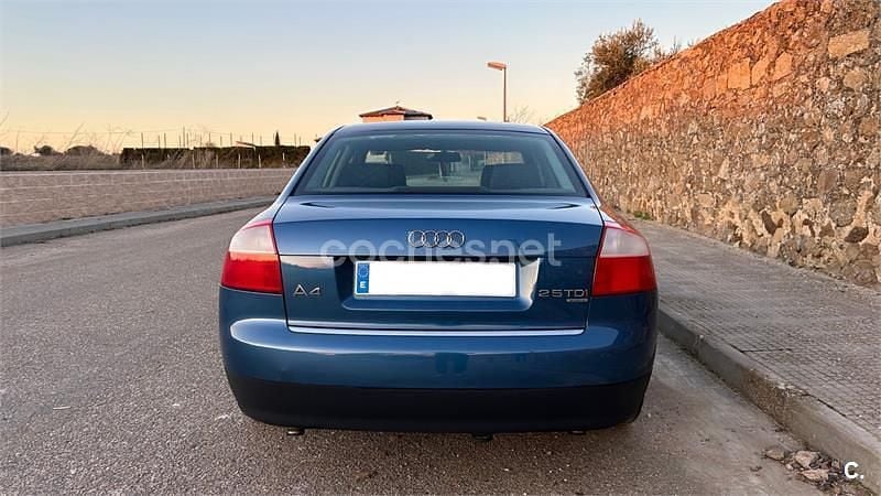 Usado Audi A4 180 CV (132 kW) 2001 Azul Berlina