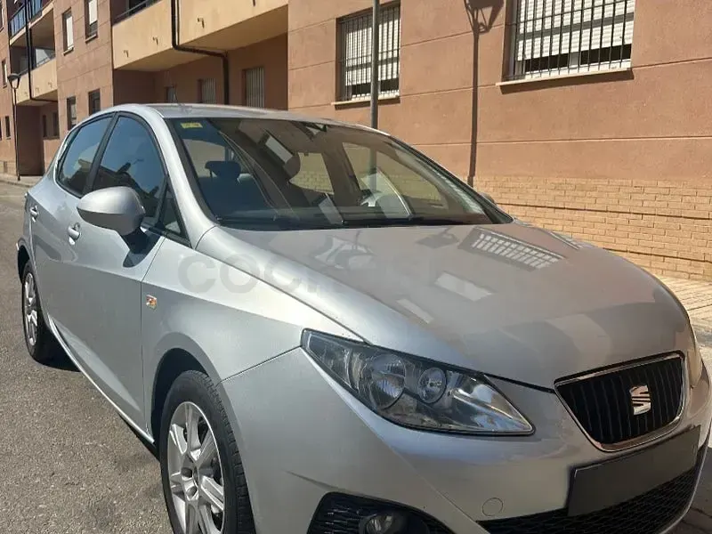 Usado Seat Ibiza Sport 100 CV (73 kW) 2010 Gris / plata Berlina