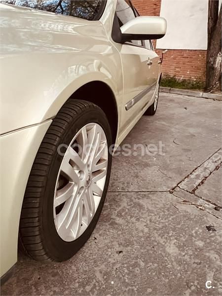 Usado Renault Laguna II Authentique 135 CV (99 kW) 2005 Beige Berlina
