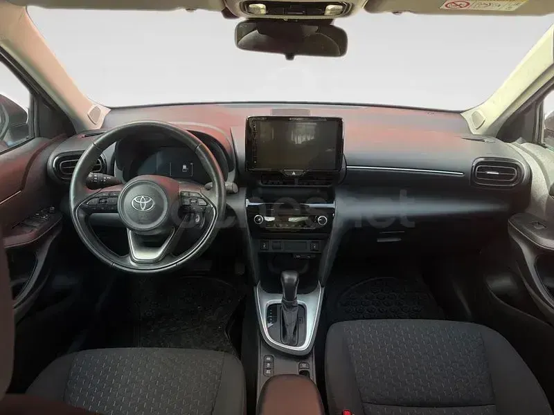 Usado Toyota Yaris Cross Active 130 CV (95 kW) 2025 Blanco SUV