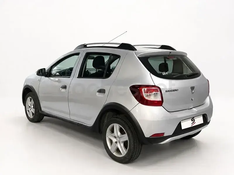 Usado Dacia Sandero Stepway 90 CV (66 kW) 2016 Gris / plata Berlina