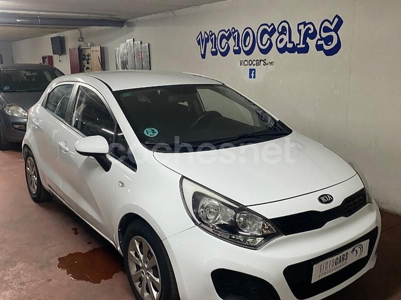 Blanco Usado 2014 Kia Rio Berlina | 6500 € (Precio justo) - Imagen 1/4