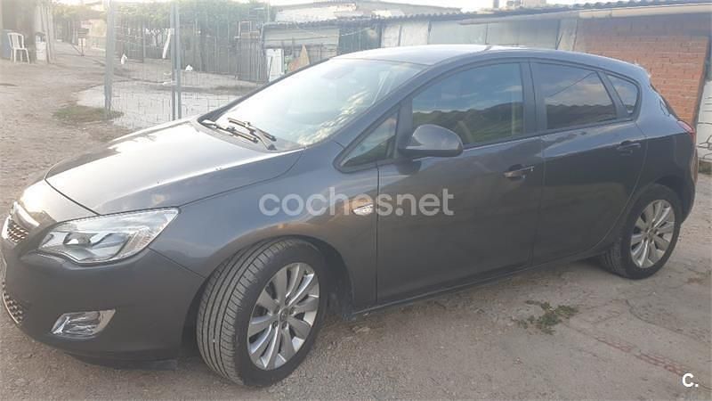 Verde Usado 2011 Opel Astra Excellence Berlina | 4900 € (Buen precio) - Imagen 1/4