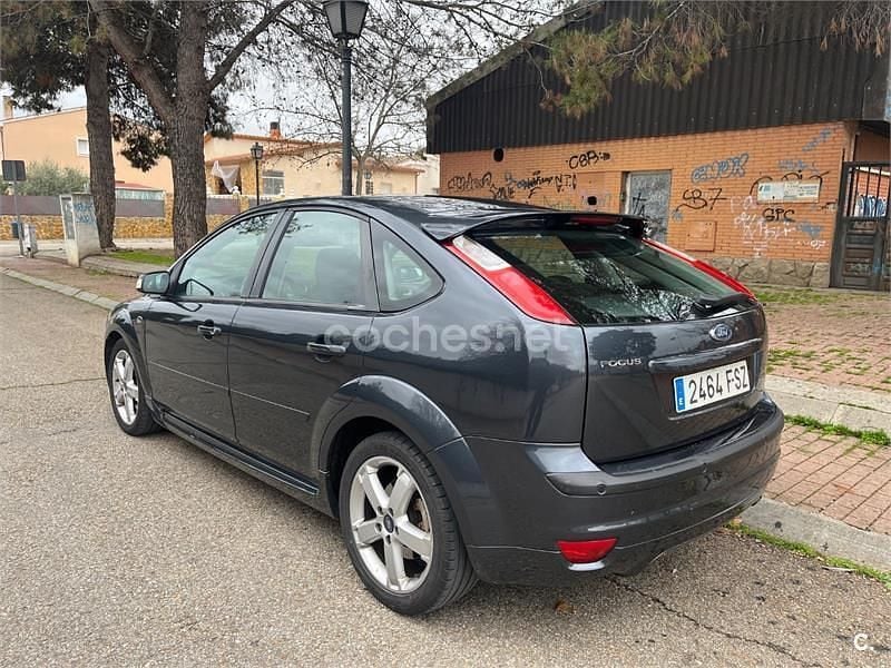 Usado Ford Focus Ghia 115 CV (84 kW) 2007 Gris / plata Berlina