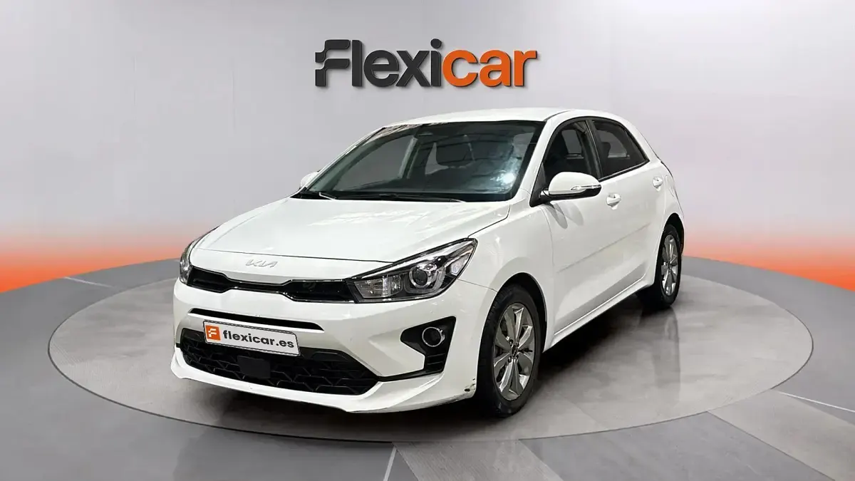 Usado Kia Rio 101 CV (74 kW) 2023 Blanco Berlina