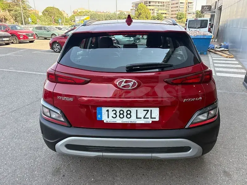Usado Hyundai Kona 120 CV (88 kW) 2022 Granate SUV