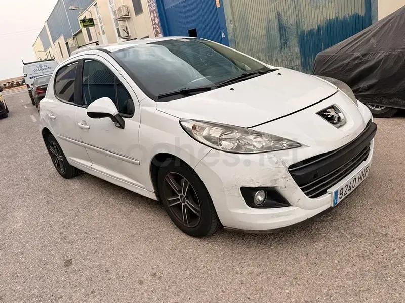 Usado Peugeot 207 Active 70 CV (51 kW) 2012 Blanco Berlina
