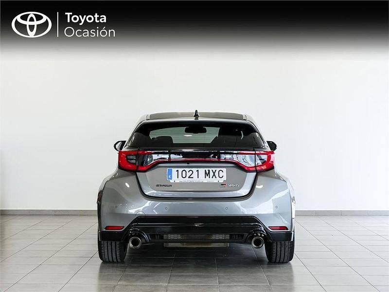 Usado Toyota Yaris 280 CV (205 kW) 2024 Gris Utilitario