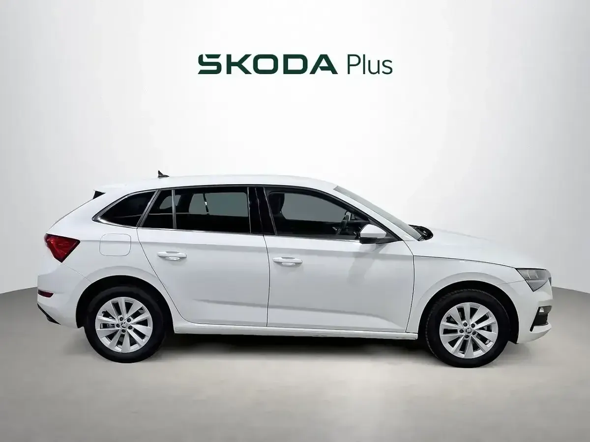 Usado Skoda Scala Ambition 116 CV (85 kW) 2025 Blanco Utilitario