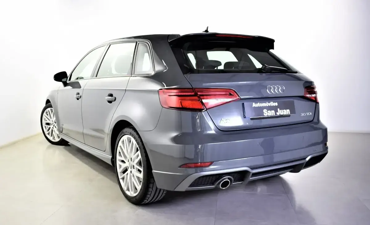 Usado Audi A3 S-Line 116 CV (85 kW) 2019 Gris Berlina