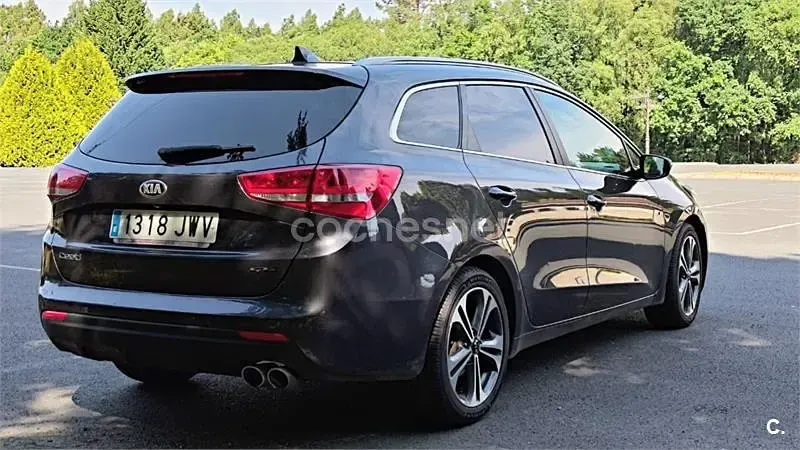 Usado Kia Ceed Sportswagon GT-Line 136 CV (100 kW) 2017 Gris / plata Familiar