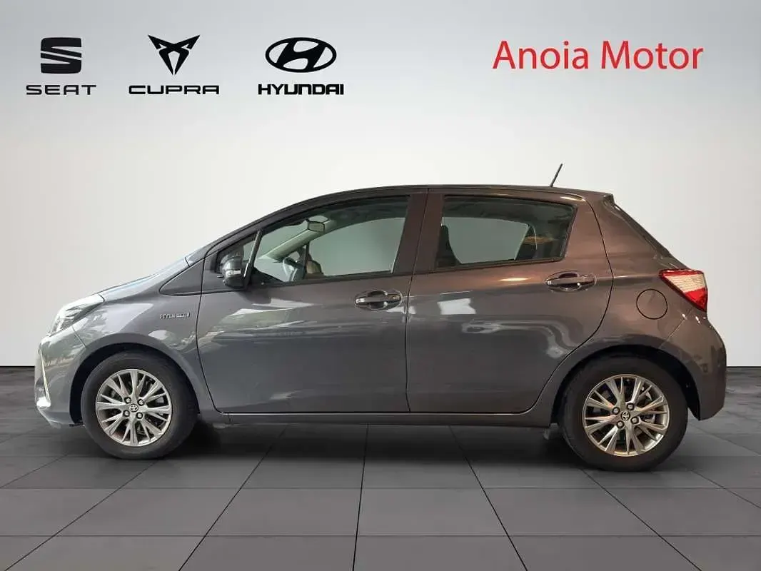 Usado Toyota Yaris Hybrid Active 99 CV (72 kW) 2019 Gris Utilitario