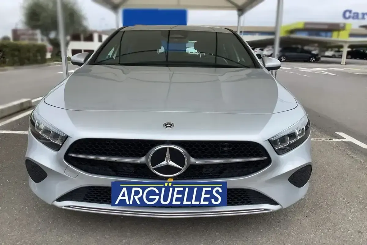 Usado Mercedes A200 163 CV (119 kW) 2023 Plateado Utilitario