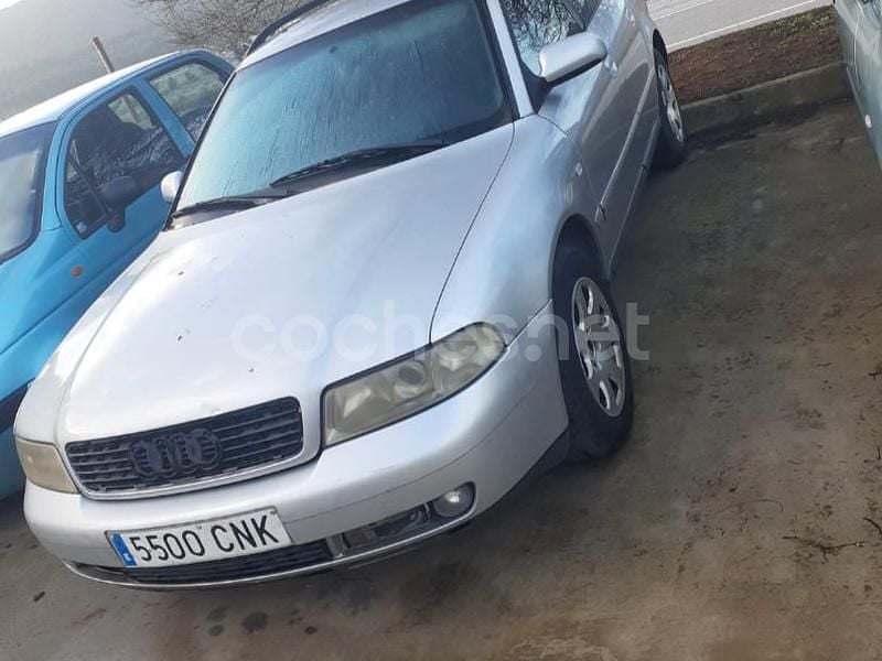 Usado Audi A4 115 CV (84 kW) 2000 Gris / plata Familiar