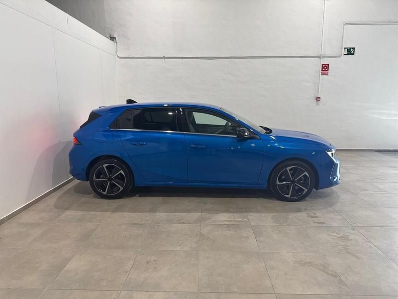 Usado Opel Astra Elegance 131 HP (96 kW) 2023 Azul Citadino