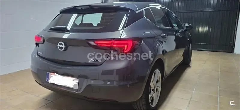 Usado Opel Astra Selective 105 CV (77 kW) 2016 Gris / plata Berlina