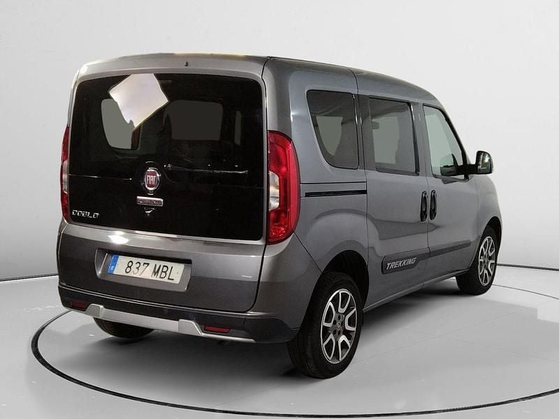 Usado Fiat Doblò Trekking 120 CV (88 kW) 2022 Gris Monovolumen