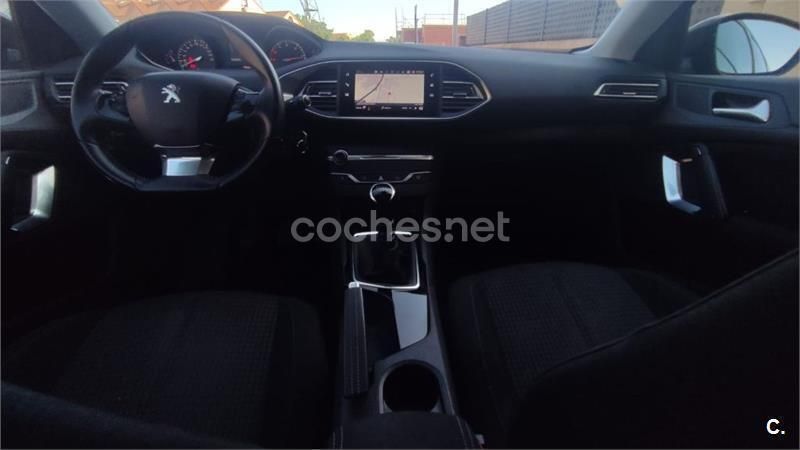Usado Peugeot 308 Style 100 CV (73 kW) 2020 Gris / plata Familiar