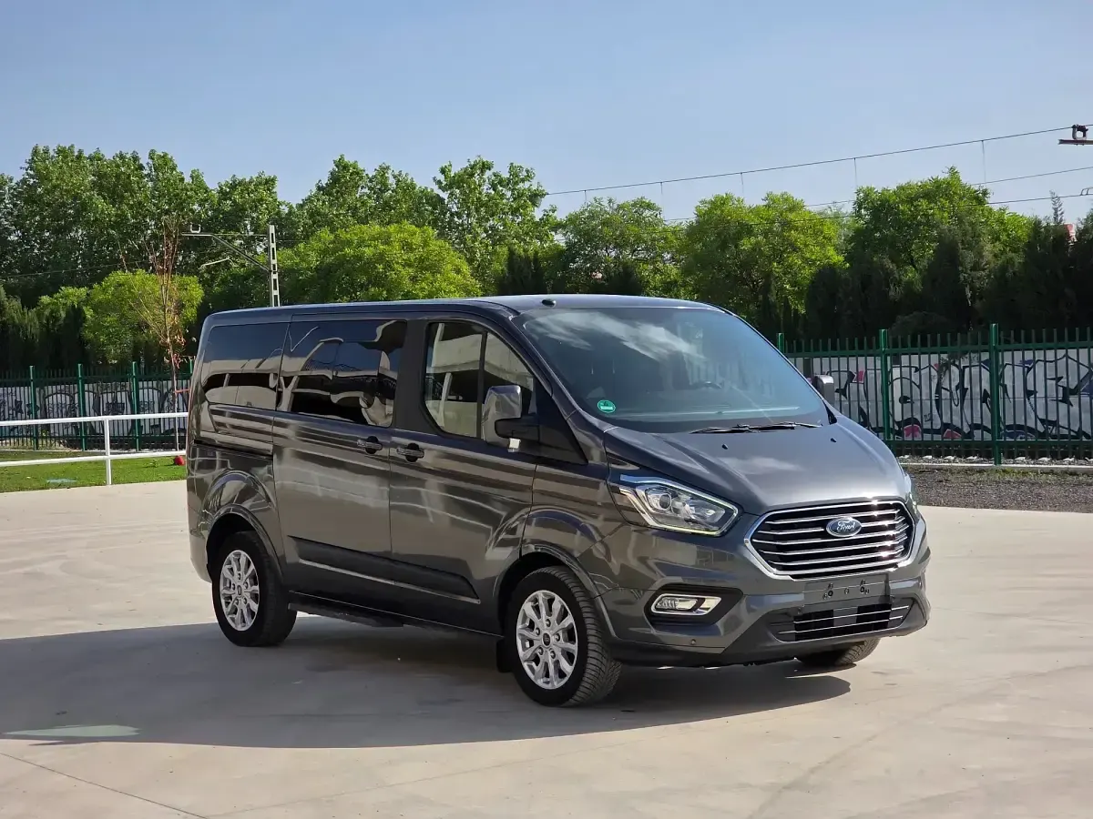 Usado Ford Tourneo Custom Trend 130 CV (95 kW) 2019 Gris Van