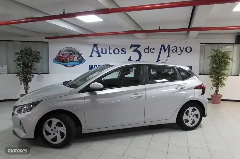 Usado Hyundai i20 85 CV (62 kW) 2021 Gris claro Utilitario
