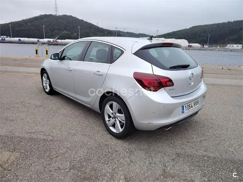 Usado Opel Astra Excellence 165 CV (121 kW) 2014 Gris / plata Berlina