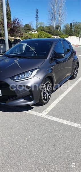 Usado Toyota Yaris Hybrid Plus 116 CV (85 kW) 2021 Gris / plata Berlina