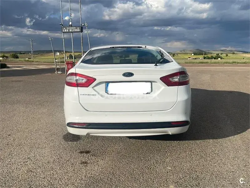 Usado Ford Mondeo Titanium 150 CV (110 kW) 2015 Blanco Berlina