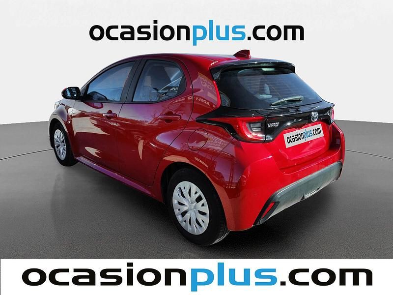 Usado Toyota Yaris Hybrid Business Edition 116 CV (85 kW) 2022 Rojo Berlina