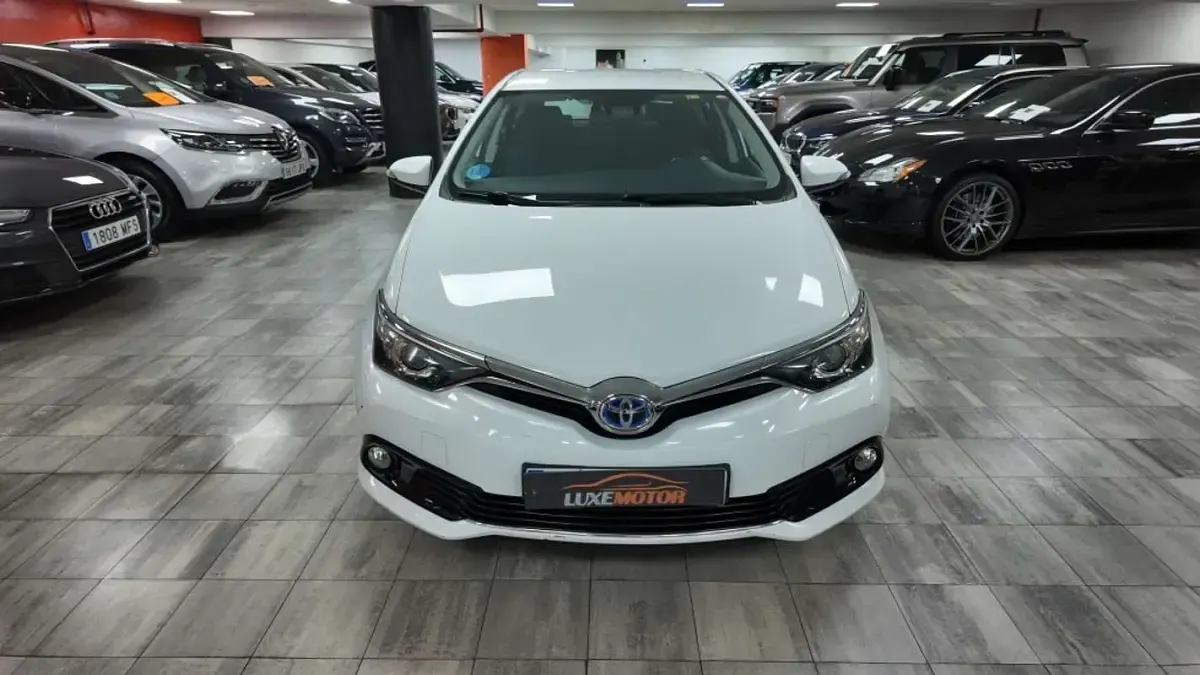 Usado Toyota Auris Hybrid Active 136 CV (100 kW) 2016 Blanco Utilitario
