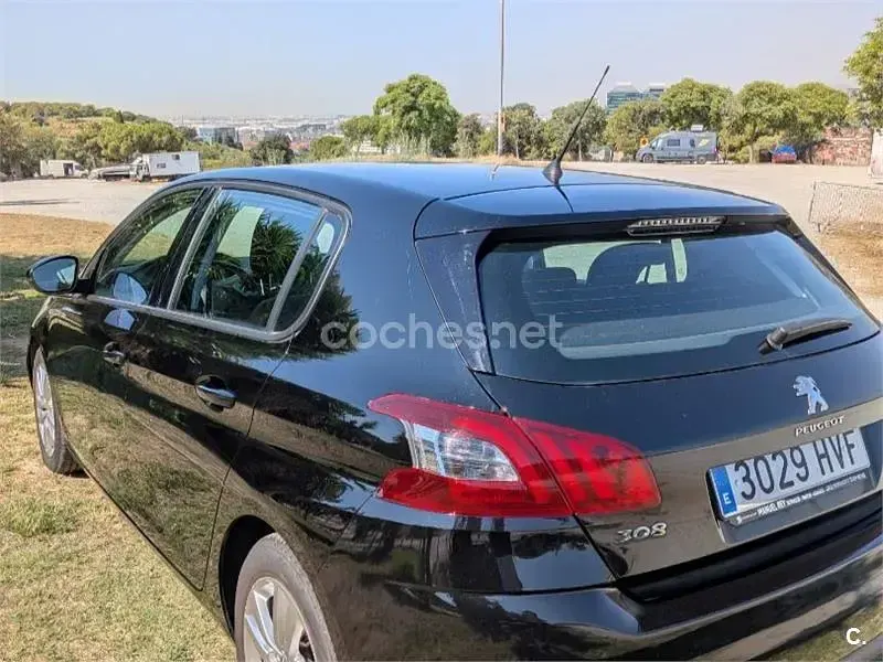 Usado Peugeot 308 Active 92 CV (67 kW) 2014 Negro Berlina