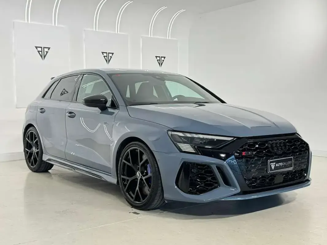 Usado Audi RS3 Sportback Premium 400 CV (294 kW) 2022 Gris Utilitario
