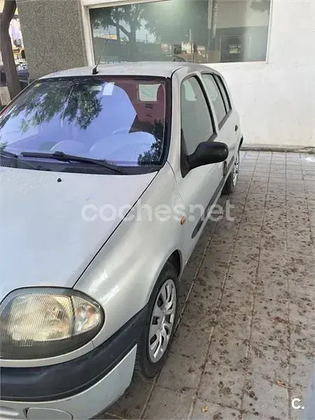 Usado Renault Clio 75 CV (55 kW) 1999 Beige Berlina