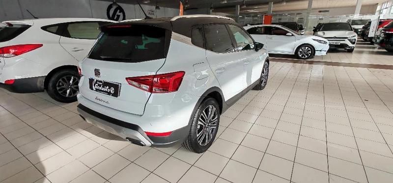 Usado Seat Arona Xperience 116 CV (85 kW) 2025 Blanco nevada  techo negro midnight SUV