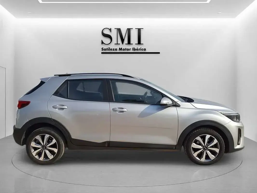 Usado Kia Stonic 84 CV (61 kW) 2022 Gris SUV