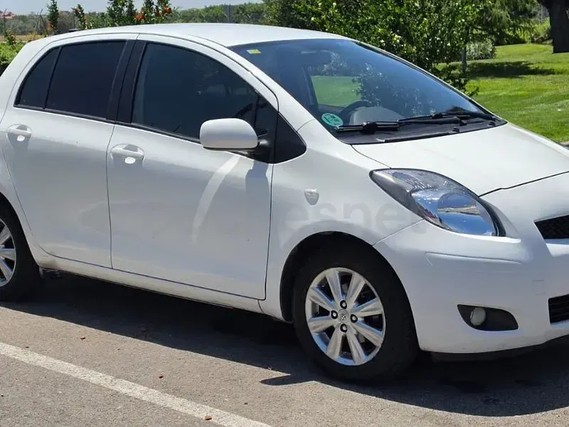 Usado Toyota Yaris Connect Style 101 CV (74 kW) 2011 Blanco Utilitario