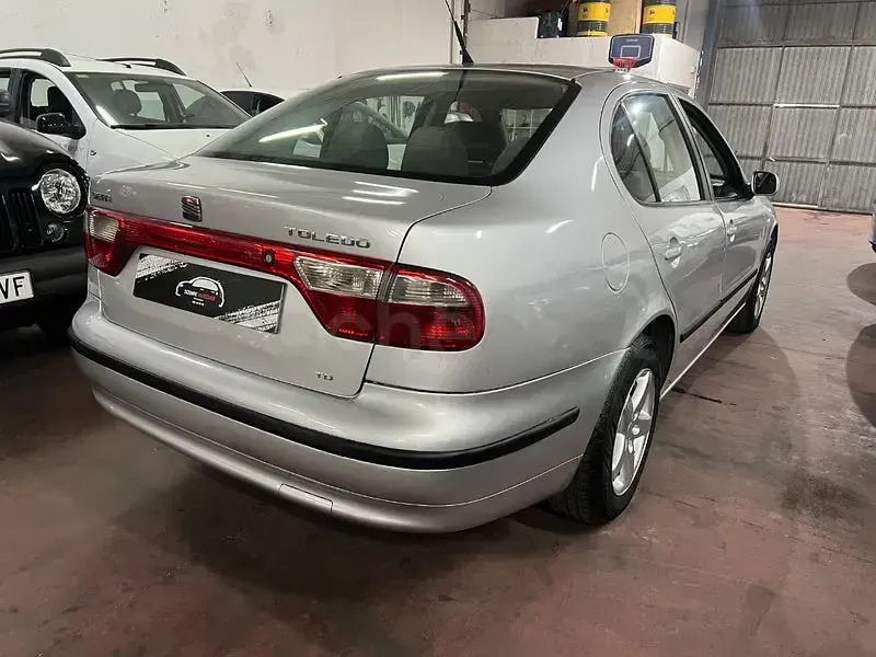Usado Seat Toledo Stella 110 CV (80 kW) 2001 Gris / plata Berlina