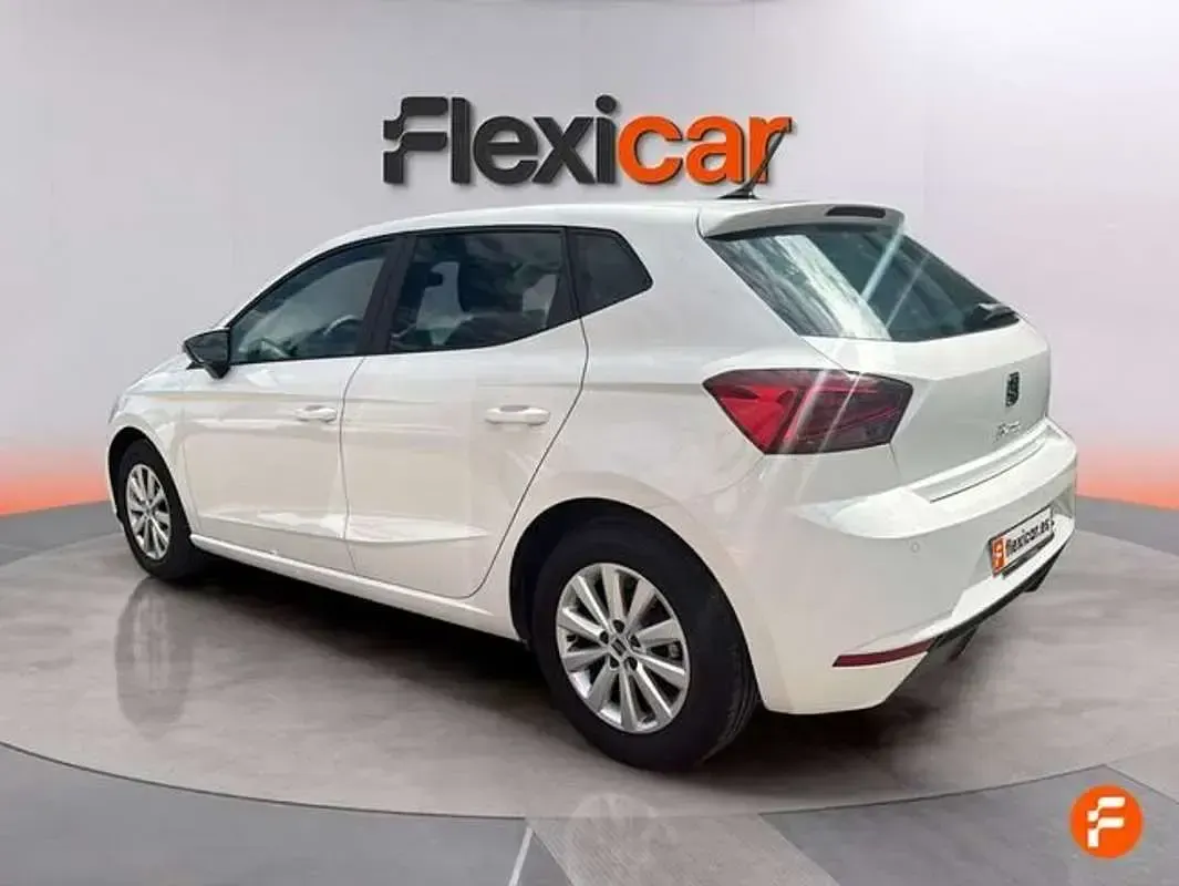Usado Seat Ibiza Style Plus 116 CV (85 kW) 2022 Blanco Utilitario